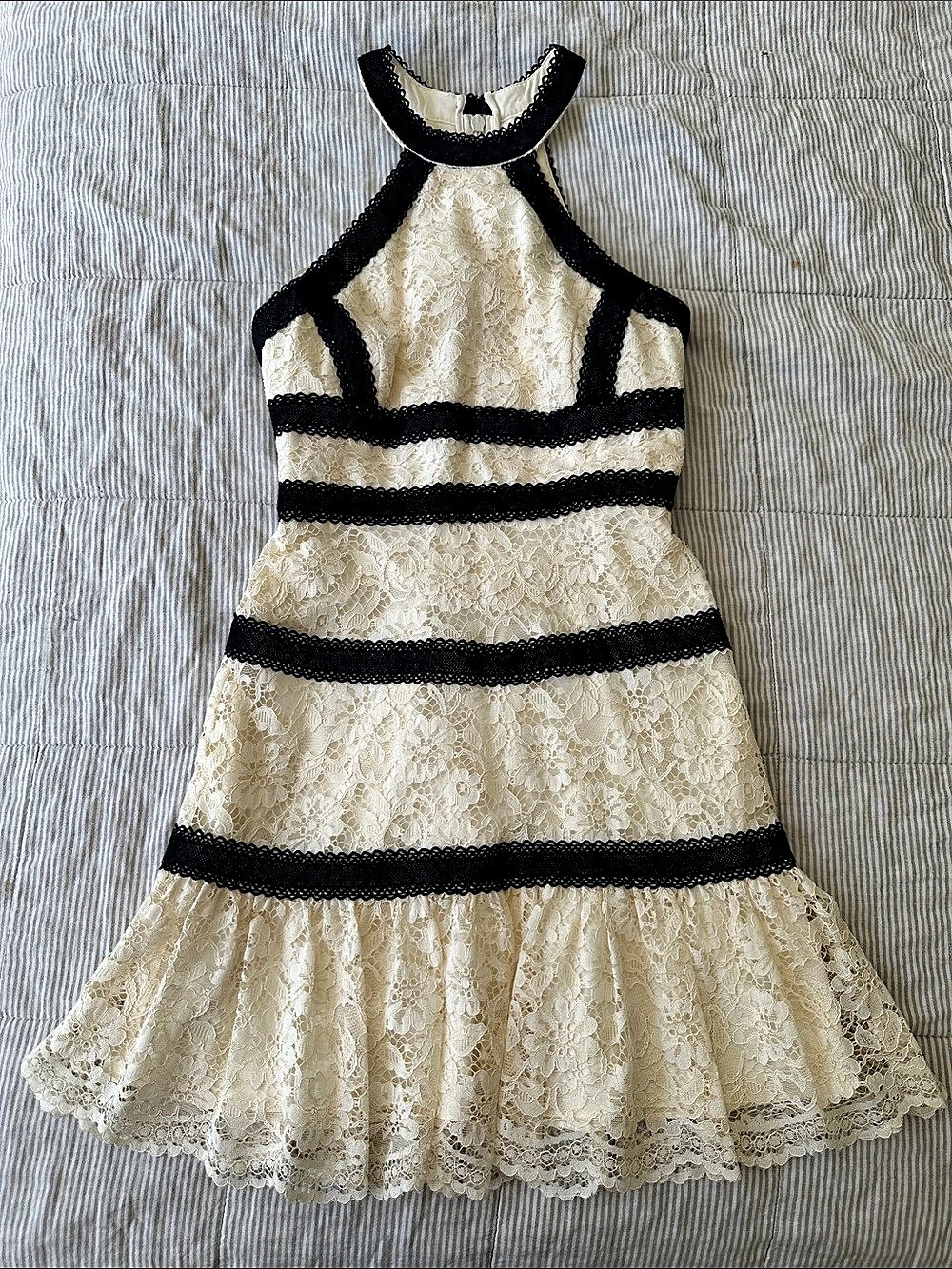 BCBGMAXAZRIA Floral Lace Mini Dress in Cream & Black Size 0 Like New
